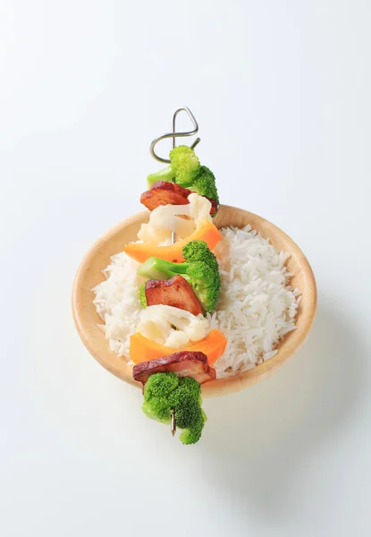 Brocheta de verduras con arroz —  Fotos de Stock