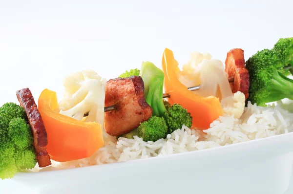Brocheta de verduras y arroz blanco —  Fotos de Stock