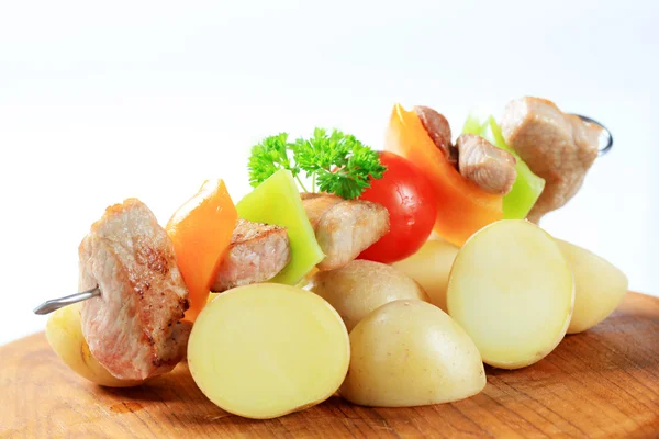 Pork skewer and potatoes — Stock Photo, Image
