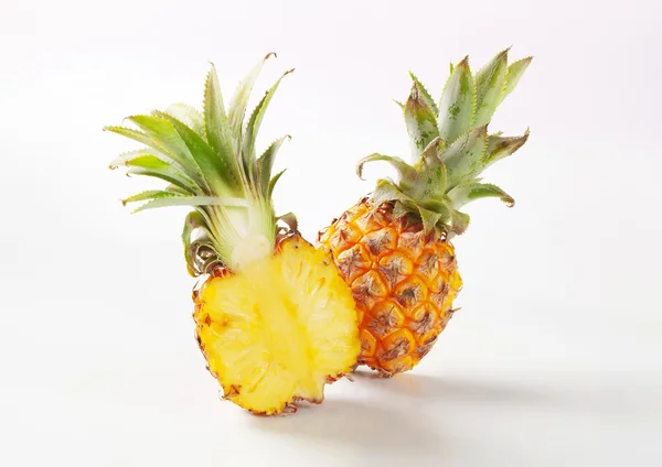 Свежий ананас — стоковое фото