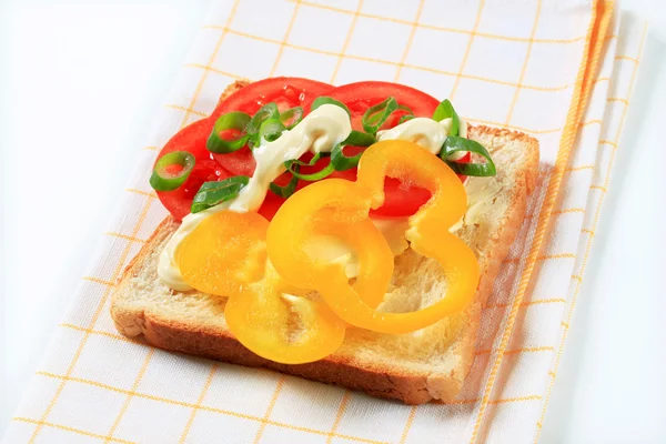 Açık yüzlü sebze sandviç — Stok fotoğraf