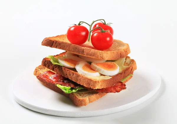 Sandwich au bacon et aux œufs — Photo
