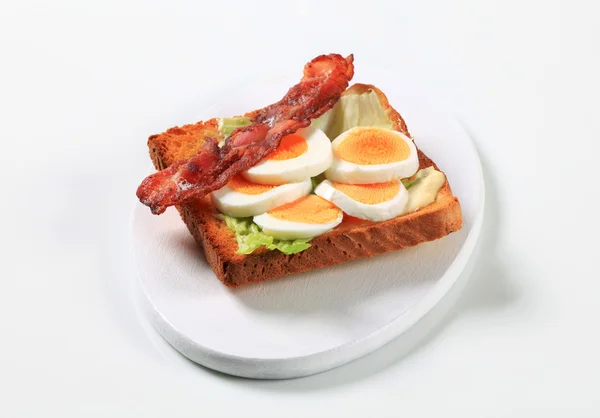 Açık yüzlü yumurtalı sandviç — Stok fotoğraf