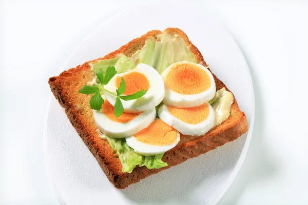 打开面临的鸡蛋三明治 — 图库照片