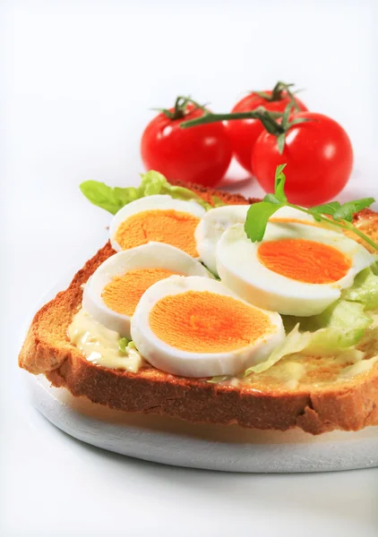 Nyílt arcú tojásos szendvicset — Stock Fotó