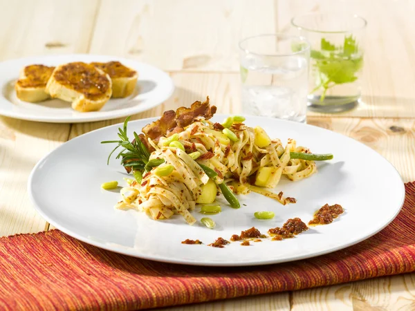 stock image Pasta with green beans and fried bacon