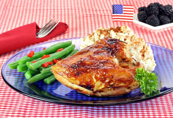 Барбекю куриная грудка, фасоль и картофельный салат с гарниром — стоковое фото