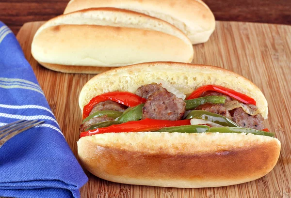 Kolbász, hagyma, paprika Sub, szendvics — Stock Fotó