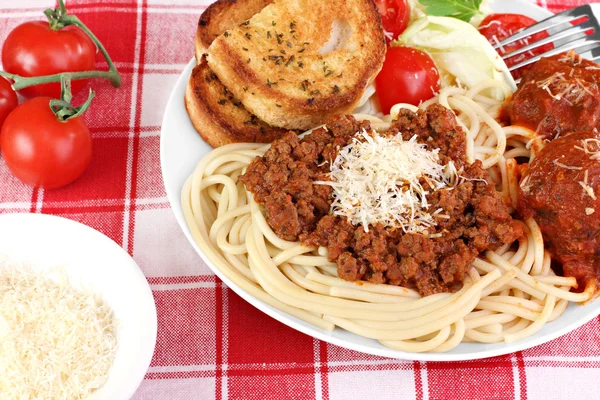 Spaghetti dinner with meatballs, sauce and salad. — Stock Photo, Image