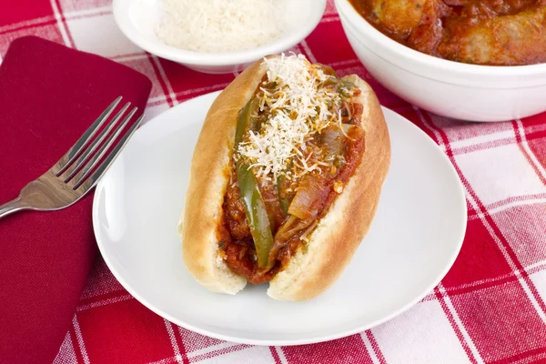 İtalyan sosis, soğan ve biber parmesan alt sandviç. — Stok fotoğraf