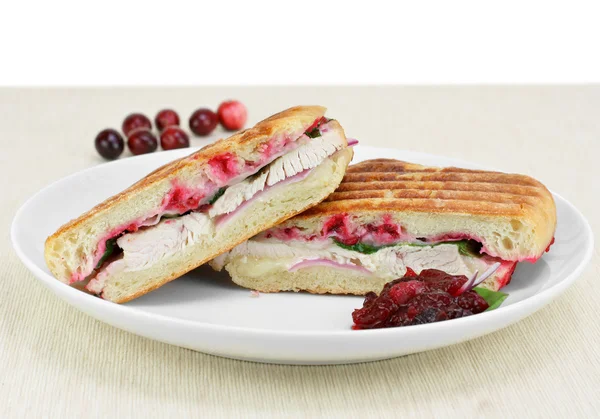 Pute, Spinat, Zwiebeln, geschmolzener Käse und Preiselbeeren-Panini. — Stockfoto