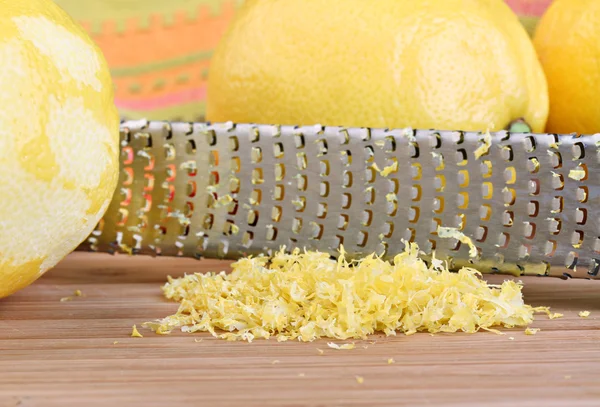Lemon zest in macro with selective focus on zest. — Stock Photo, Image