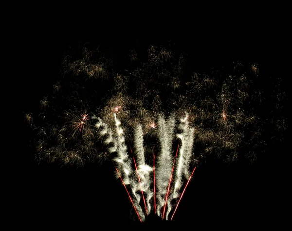 Fireworks yerden göğe twirling. — Stok fotoğraf
