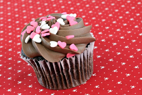 Choklad cupcake med hjärta sprinkles — Stockfoto