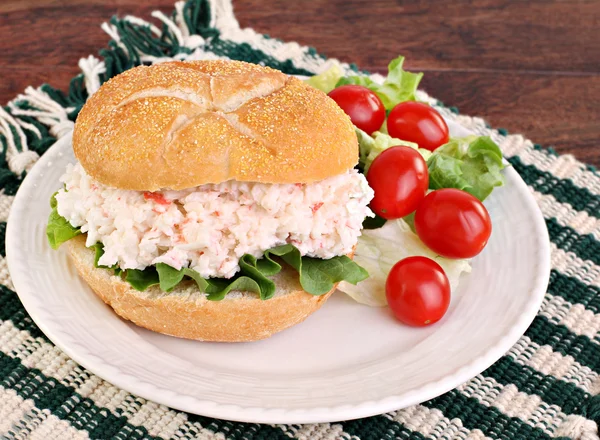 Sandwich de ensalada de mariscos en rollo duro — Foto de Stock