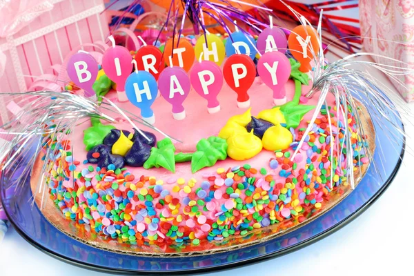 Bolo de aniversário feliz colorido — Fotografia de Stock