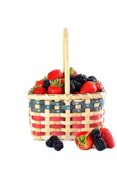 Patriotischer Korb mit frischen Erdbeeren und Brombeeren. — Stockfoto
