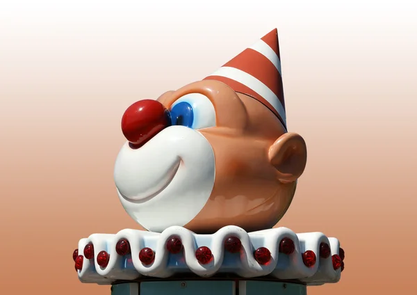 Фигуристый смешной клоун с красным носом — стоковое фото