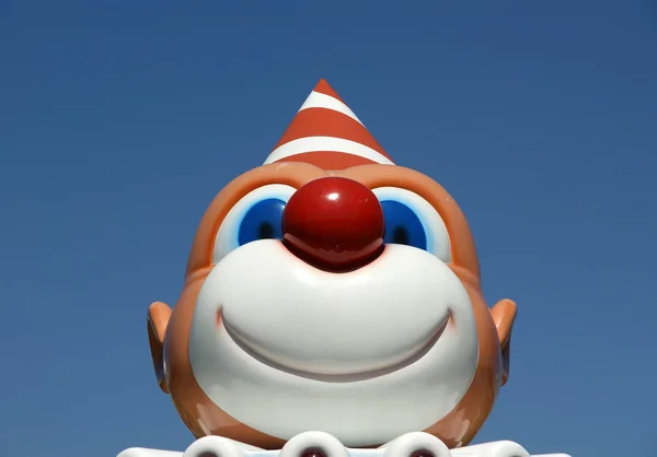 Фигуристый смешной клоун с красным носом — стоковое фото