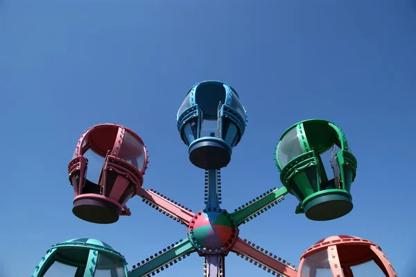 Kiosques carrousel pour enfants au ciel bleu — Photo