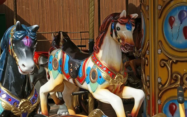 伝統的な馬に乗るカルーセル — ストック写真