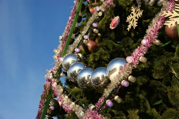 Velmi jednoduché vánoční strom s barevné dekorace — Stock fotografie