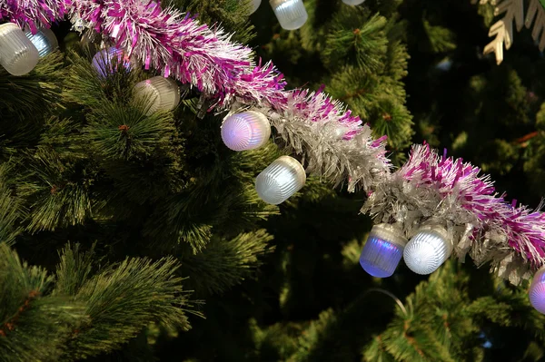 Een zeer eenvoudige kerstboom met kleurrijke decoraties — Stockfoto