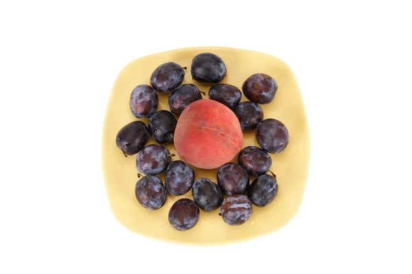 Натюрморт с натуральными спелыми сливами и персиками — стоковое фото