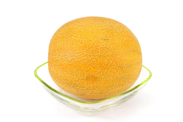 Naturaleza muerta con un melón maduro natural sobre un fondo blanco limpio —  Fotos de Stock