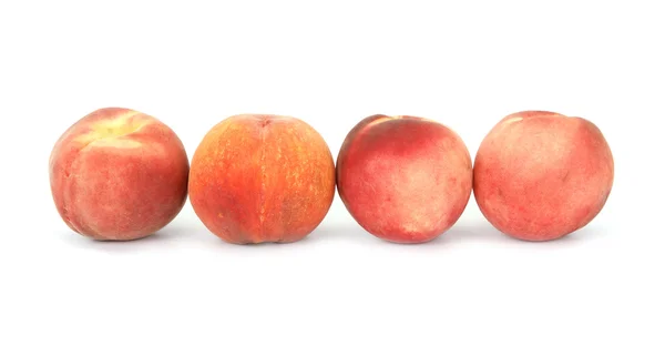 Натюрморт с натуральными спелыми персиками — стоковое фото