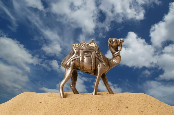 Figurina di un cammello di metallo, isolamento — Foto Stock