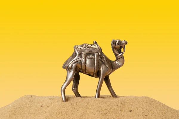 Statyett av en kamel av metall, isolering — Stockfoto