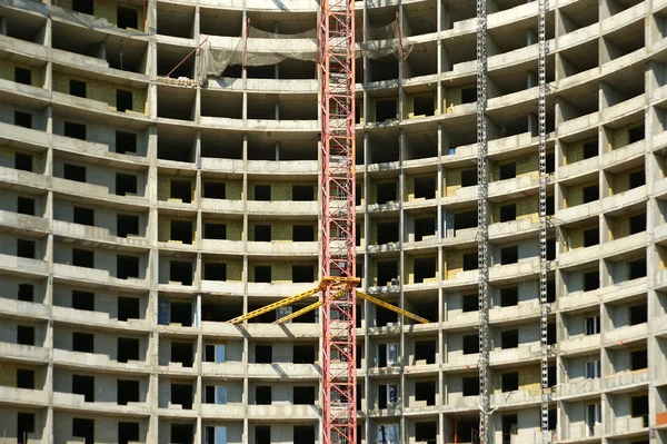 Crane, çok katlı binanın arka bina — Stok fotoğraf