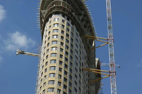 建设背景下的多层建筑起重机 — 图库照片