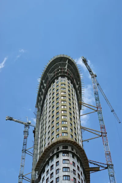 建物クレーン多階建ての建物の背景 — ストック写真