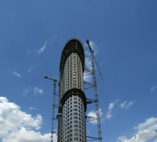 建物クレーン多階建ての建物の背景 — ストック写真