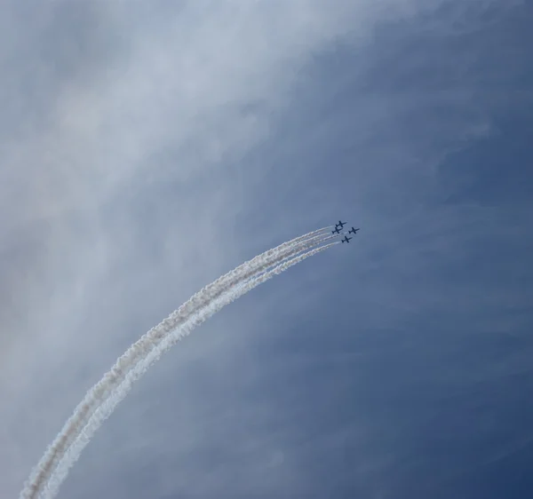 Flyg av modern combat fighters på himmel bakgrund — Stockfoto