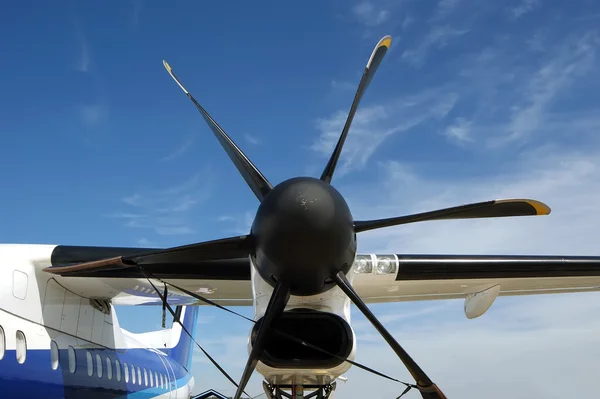 Nahaufnahme eines kleinen Flugzeugpropellers vor blauem Himmel — Stockfoto