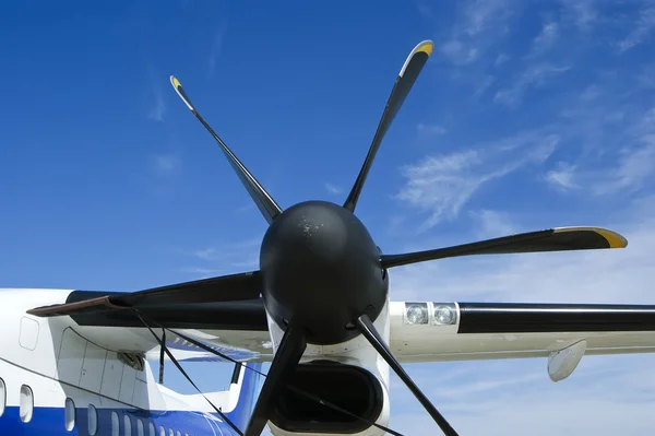 Nahaufnahme eines kleinen Flugzeugpropellers vor blauem Himmel — Stockfoto