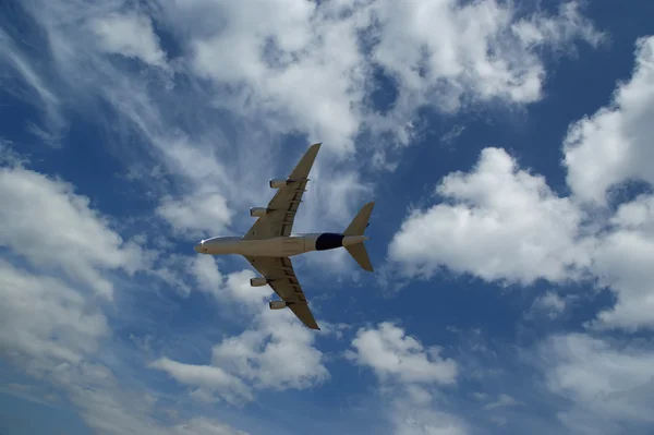 Grootste vliegtuig tijdens de vlucht. Airbus?-380 — Stockfoto