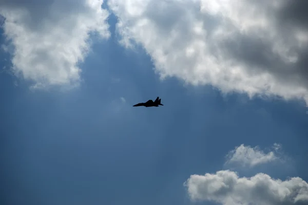 Let moderní bojové stíhačky na pozadí oblohy — Stock fotografie