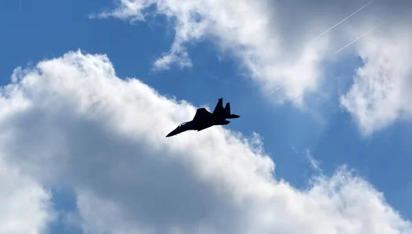 Полет современных боевых истребителей на фоне неба — стоковое фото
