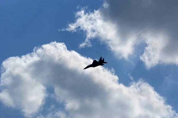 Vol de chasseurs de combat modernes sur le fond du ciel — Photo