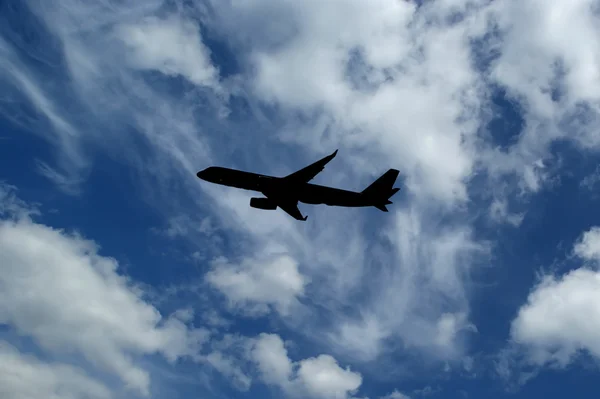空の背景に現代的な戦闘機のフライト — ストック写真