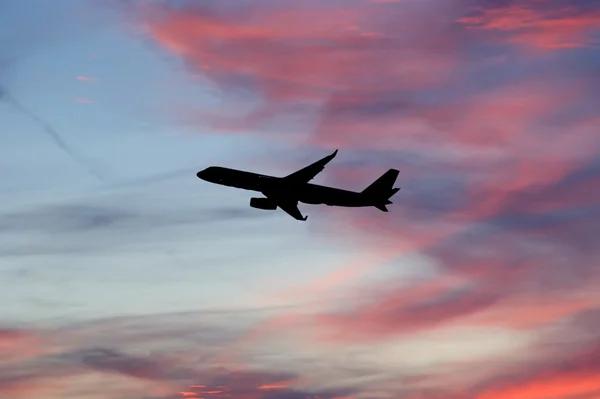 Flyg av modern combat fighters på himmel bakgrund — Stockfoto