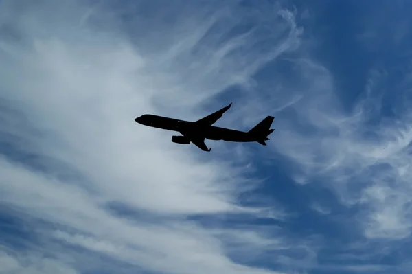 现代作战战斗机在天空背景上的飞行 — 图库照片