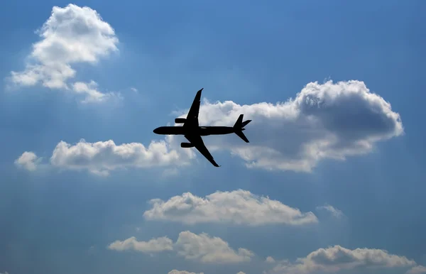 하늘 배경에서 현대 전투 전투기의 비행 — 스톡 사진