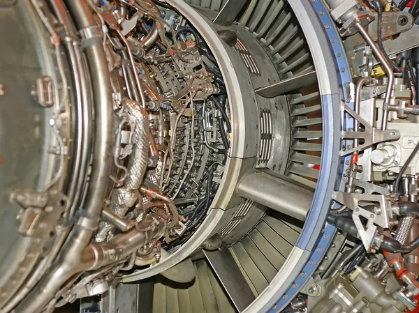 下から見た大型ジェットエンジンの詳細 — ストック写真