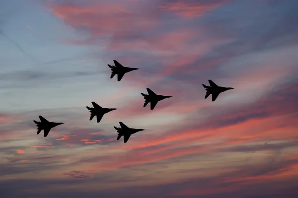 Lot nowoczesnych myśliwców bojowych — Zdjęcie stockowe