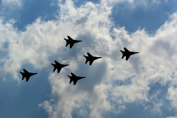 Volo di combattenti di combattimento moderni sullo sfondo di cielo — Foto Stock